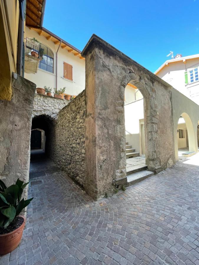 La Casa Nei Vicoli: In Centro A Due Passi Dal Lago مانديلو ديل لاريو المظهر الخارجي الصورة